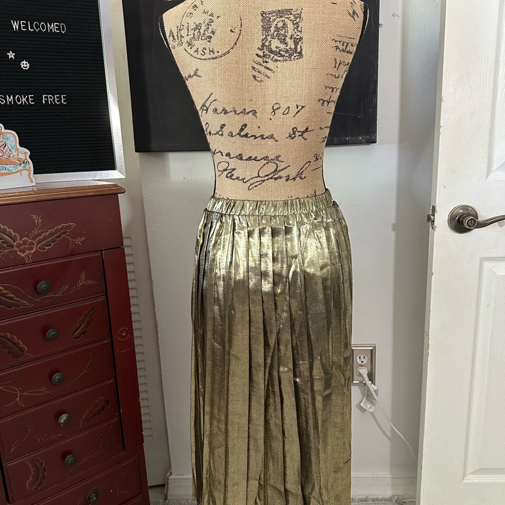🆕Calligraphie Gold Metallic Pleated Skirt - Picture 12 of 16